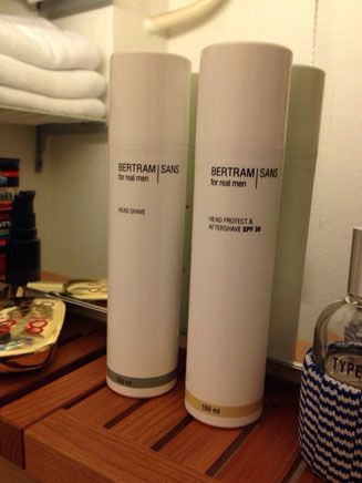 Was wir hier sehen ist ein Teil von Bernds Badezimmer - und Produkte für echte Kerle von Bertram Sans. Copyright by Bernd