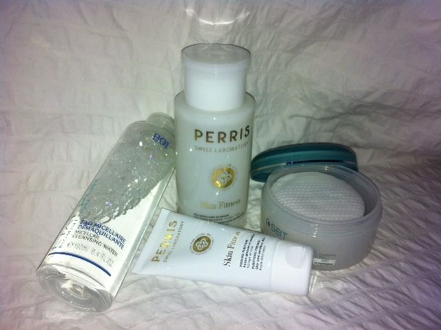 Von links: "Eau Micellaire Démaquillante" von Etat Pur, Perris Swiss Laboratory "Eau Micellaire de Beauté" und eines der vier Star-Peelings "Peeling Purifiant". Ganz rechts: SBT Sensi-Aktiv Blemish control Pads