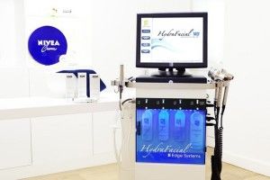 Etwas mulmig ist mir schon zumute, als ich das Gerät für das Hydra Facial das erste Mal sehe ... Foto: PR