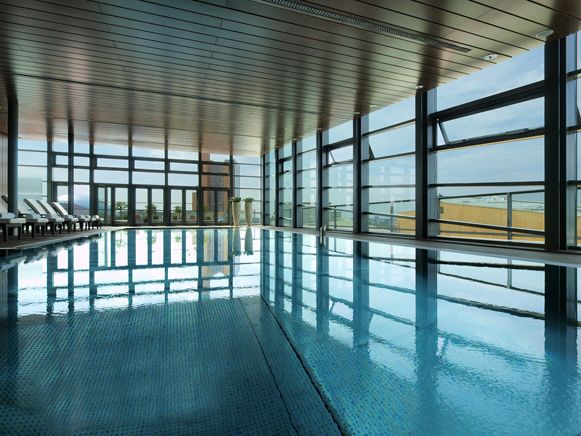 Der 15-Meter-Pool im Club Olympus Spa & Fitness I'm Grand Hyatt in Berlin. Der Ausblick ist gigantisch. Foto: Grand Hyatt Berlin